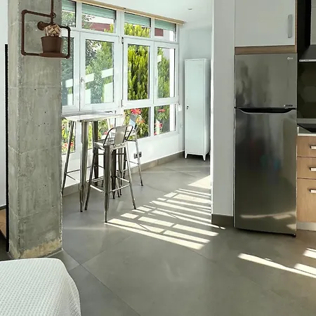 Cozy Modern With Pool In