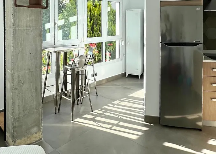 Cozy Modern With Pool In