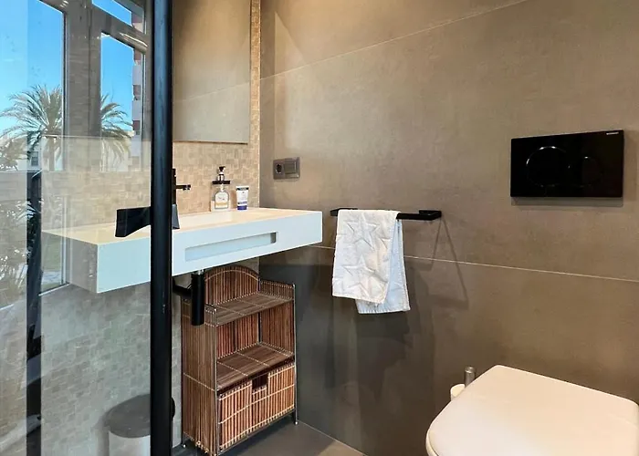 Cozy Modern With Pool In Nerja