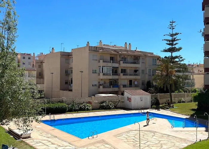 Cozy Modern With Pool In