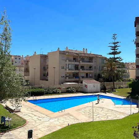 Cozy Modern With Pool In